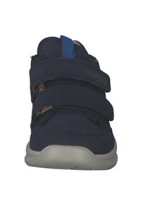 Granatowe dziecięce buty z dwoma rzepami, wykonane z solidnego materiału, z zaokrąglonym czubkiem i jasnobeżową podeszwą. Teksturowane detale na cholewce.