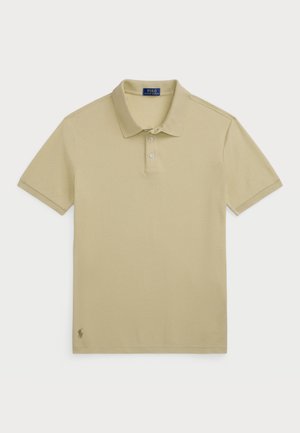 Beige Poloshirt, kurze Ärmel, aus Baumwollstoff, mit Drei-Knopf-Leiste, geripptem Kragen und gesticktem Logo in der unteren linken Ecke.