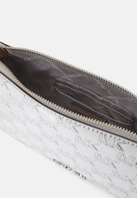Clutch metallico argento con motivo logo in rilievo, chiusura con zip e interno foderato in tessuto con scomparti per carte e una tasca piatta.
