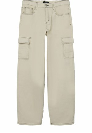 Pantalons cargo beiges avec une coupe décontractée, plusieurs grandes poches, coutures visibles et une fermeture à bouton à la taille.