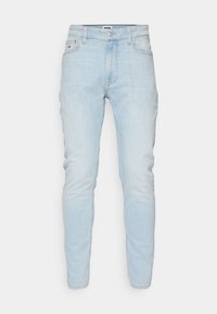 Jeans de mezclilla de color azul claro, con un ajuste slim, cinco bolsillos, cremallera en la bragueta y un sutil efecto desgastado con detalles de costura.