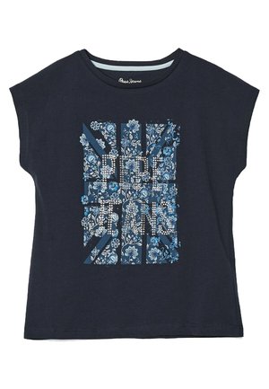 Granatowy t-shirt z krótkim rękawem, z kwiatowym motywem Union Jack i srebrnymi ćwiekami z napisem "Pepe Jeans" z przodu.