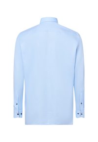 Camicetta azzurro chiaro a maniche lunghe con colletto standard, dotata di polsini con bottoni e una trama liscia. La vista posteriore mostra un design semplice.