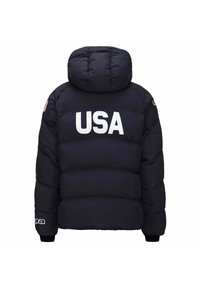 Giubbotto imbottito blu navy con cappuccio, con la scritta "USA" in grandi lettere bianche sul retro e dettagli con la bandiera americana sulle spalle.