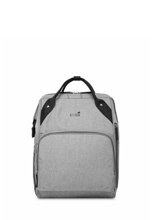 Schwarzer Kinderwagen-Griff mit strukturierter Griffoberfläche, an dem eine graue Stofftasche mit Riemen befestigt ist, die ein kleines Etikett mit der Aufschrift „ENGELI'S“ trägt.