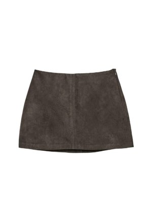 Temno rjav mini krilo iz semiša s sprednjo šivom in stranskim zadrgo, položeno na belo ozadje.