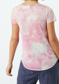 Kortärmad t-shirt i rosa tie-dye mönster, med rund halsringning och en liten dekorativ stjärna på ryggen. Mjuk, avslappnad passform.