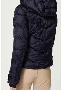 Námořnická prošívaná bunda s vytlačeným vzorem "FIRE", prošívaným designem, kapucí a boční kapsou na zip. Má elastické manžety a hladký povrch.