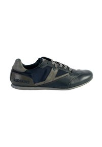 Zapatillas para hombre fabricadas en cuero azul marino y textil gris. Cuentan con una puntera redonda, cierre de cordones y acentos en contraste. "REDSKINS" impreso en el talón.
