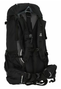 Mochila de senderismo negra con correas ajustables, respaldo acolchado, múltiples bolsillos y cremalleras. Presenta un diseño ergonómico y material duradero.