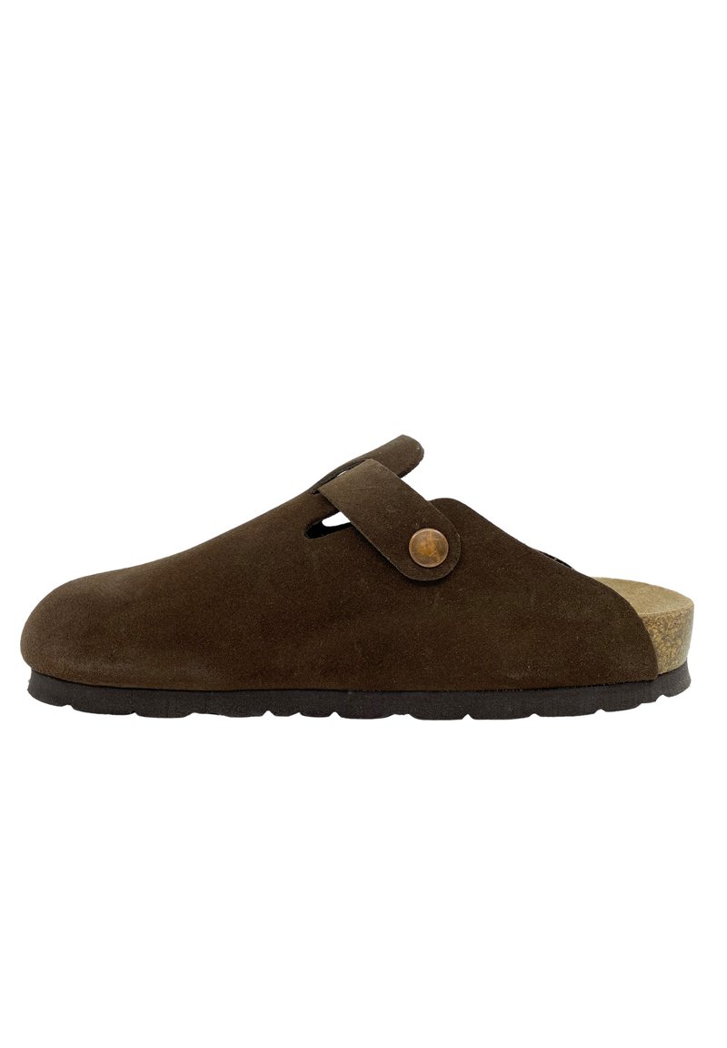 Braune Wildleder-Clog mit einem verstellbaren Riemen und einem Metallknopf. Verfügt über ein Korkfußbett und eine strukturierten Gummisohle für besseren Halt.