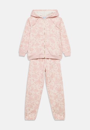 Jasnoróżowy zestaw z bluzą z kapturem i spodniami z kwiatowym wzorem, miękka tkanina, zapięcie na zamek błyskawiczny oraz elastyczne mankiety na rękawach i nogawkach.