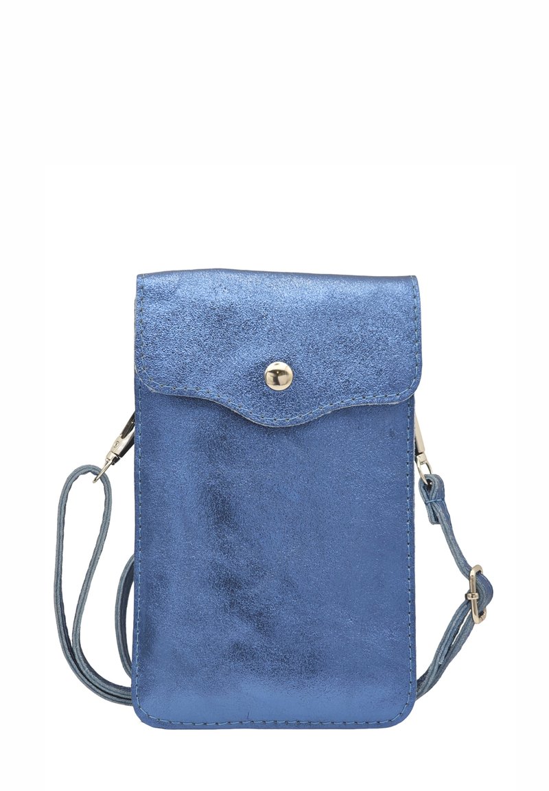 Petit sac bandoulière métallique bleu avec une fermeture à rabat, un bouton pression et une bandoulière réglable. Texture lisse avec des bords cousus.