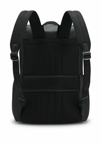 Mochila negra con tela texturizada y detalles de cuero suave. Cuenta con respaldo de malla acolchado, correas ajustables y detalles de logotipo en las correas.