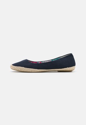 Marineblå flad espadrille med flettet jutestål og blomsterstofsfôr vist fra siden på hvid baggrund.