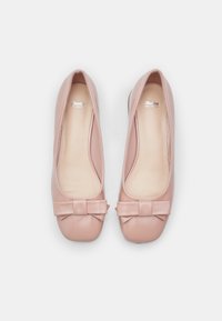 Balerini din piele moale roz, cu vârf rotund și un accent sub formă de fundă în față. Textură netedă și un design minimal.