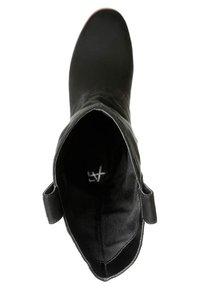 Bota de tobillo de cuero negro con textura suave, punta redondeada y tiradores en los laterales. El interior muestra un detalle del logo en la base.