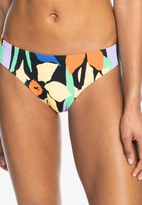 Ribbad badbyxa i bikini med ett flerfärgat blommönster på svart bakgrund, med en midjeresår i kontrasterande färger i nyanser av orange, blått och lavendel.