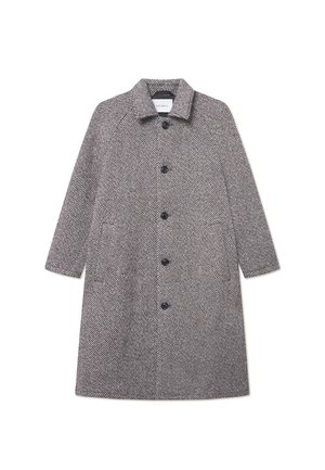 Šedý herringbone kabát s límcem, předním zapínáním na knoflíky a dvěma bočními kapsami. Má dlouhé rukávy a poloviční délku.