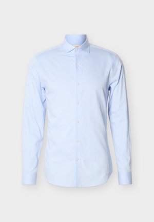 Jasnoniebieska koszula z długim rękawem wykonana z teksturowanej bawełny, zapinana na guziki z kołnierzykiem i subtelnymi pionowymi paskami.