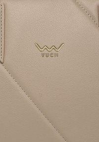 Beige Lederbörse mit strukturiertem Finish und geometrischem Design. Das goldene "VUCH"-Logo ist auf der Oberfläche prägiert.