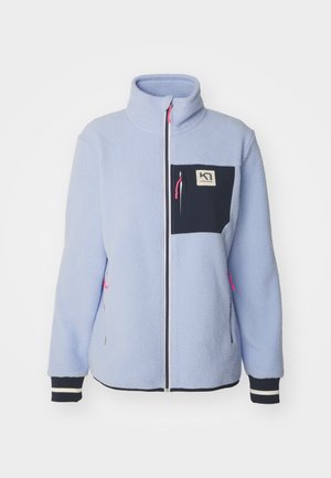 Lichtblauwe fleece jas met hoge kraag, ritssluiting aan de voorkant, marineblauw borstzakje en roze ritsaccent. Voorzien van contrasterende donkere manchetten en zijzakken.