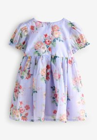 Jasnofioletowa sukienka dla malucha z różowym i czerwonym kwiatowym wzorem, krótkimi bufkami rękawów, marszczonym talią oraz guzikami z tyłu.