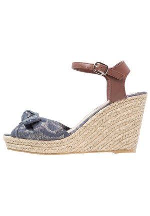 Kileespadrillesandal med flettet juteplatform, forstykke i denimstof med knudedetalje og brun ankelrem med spænde.