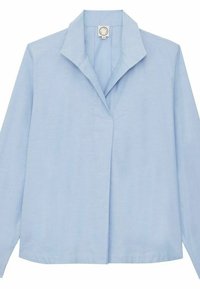 Chemise bleu clair à manches longues en tissu texturé. Dotée d'un col pointu et d'une patte de boutonnage dissimulée avec un ourlet droit.