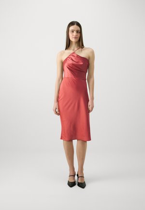 Guess ONE SHOULDER CINDY DRESS - Koktejlové šaty / šaty na párty - coral storm