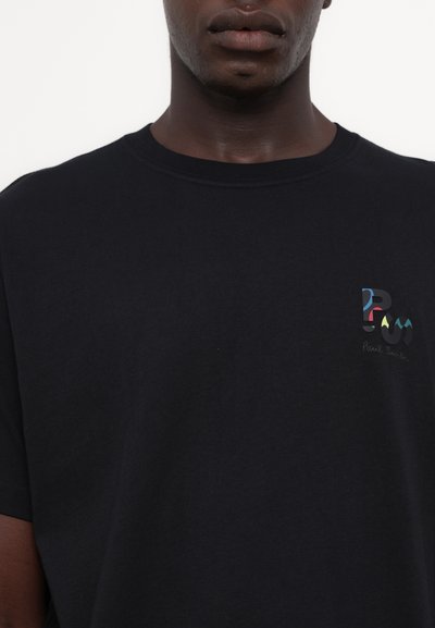 T-shirt negru din bumbac, cu un mic logo multicolor pe partea stângă a pieptului și guler rotund. Mâneci scurte, textură moale.