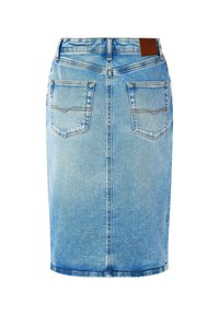 Falda lápiz de denim azul claro con un corte a media longitud, que presenta bolsillos traseros y un parche de cuero marrón en la cintura.