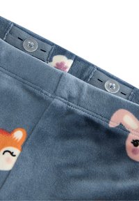 Pantaloni in felpa per bambini blu con facce di animali dei cartoni animati. Presentano una chiusura a bottone e una texture morbida e pelosa.