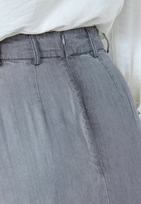 Neizvēlēts, mid grey