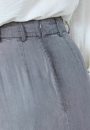 Grijs gestreepte stof met een gladde textuur, geplooid ontwerp en een ritssluiting in de taille. Geschikt voor casual kleding.