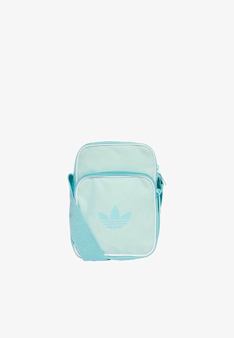 Borsa a tracolla in canvas azzurro chiaro con accenti bianchi, dotata di una tasca anteriore con zip e un logo impresso sul davanti. Forma quadrata, tracolla regolabile.