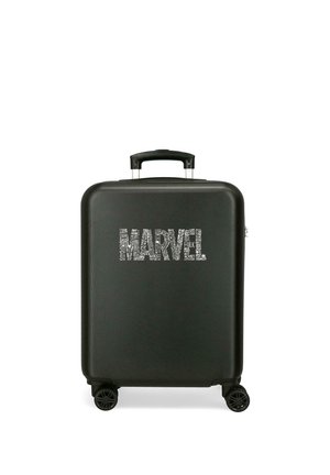 Maleta rígida negra con cuatro ruedas y asa retráctil, con un logo blanco de Marvel compuesto por nombres de superhéroes en la parte frontal.