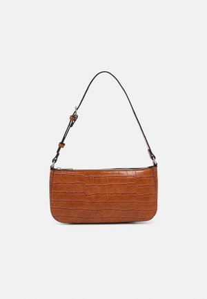 Petit sac à main rectangulaire en cuir marron avec motif crocodile, bandoulière noire réglable et fermeture éclair supérieure.