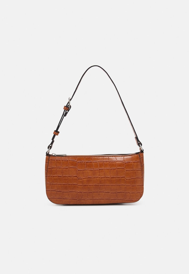 Petit sac à main rectangulaire en cuir marron avec motif crocodile, bandoulière noire réglable et fermeture éclair supérieure.