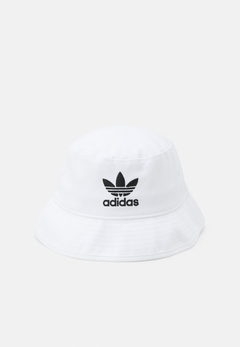 Sombrero de cubo de algodón blanco con ala ancha y logotipo de trébol bordado en negro de Adidas en el frente, con un diseño texturizado y ligeramente estructurado.