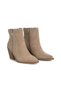 Stivaletti beige in suede con punta affusolata, borchie decorative in argento lungo la cerniera e tacco in legno impilato. Chiusura con cerniera laterale.