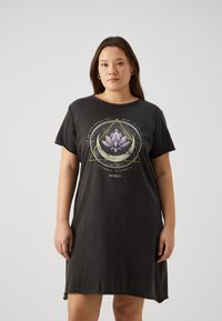 Pelēks kokvilnas kleita ar īsām piedurknēm, ar lotosa grafiku purpura un zaļā krāsā, ar apļveida akcentiem un brīvu piegriezumu.