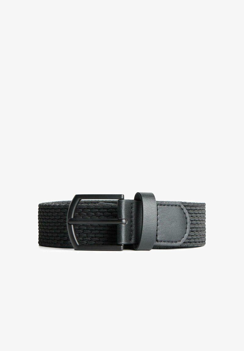 Centură neagră împletită cu o cataramă metalică neagră mată, având un material elastic cu textură și un accent de piele netedă la capăt.