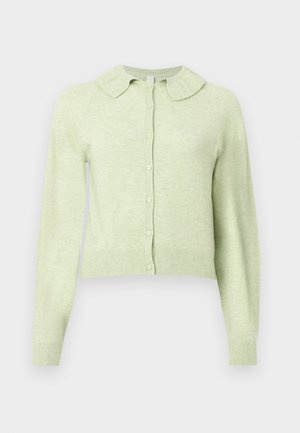 Ανοιχτό πράσινο μακρυμάνικο ζακέτα με κουμπιά, μαλακό γιακαδάκι με βολάν και ριμπ μανσέτες και τελείωμα.