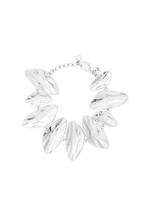 Bracelet en argent avec des maillons ovales polis à texture ondulée, reliés par de petits anneaux en métal et une fermeture de type mousqueton.