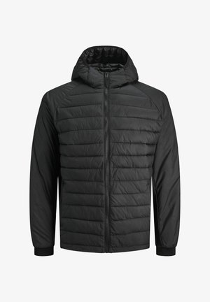 Chaqueta negra acolchada con capucha, que cuenta con un cierre frontal y puños elásticos. El material es suave con un sutil brillo y un diseño acolchado.