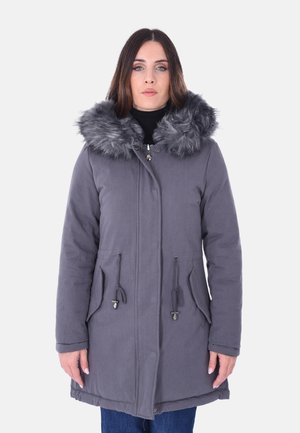 Parka grigia con cappuccio in pelliccia sintetica, chiusura con zip, vita regolabile con cordino e due tasche frontali. Tessuto morbido e texture, con una vestibilità leggermente ampia.