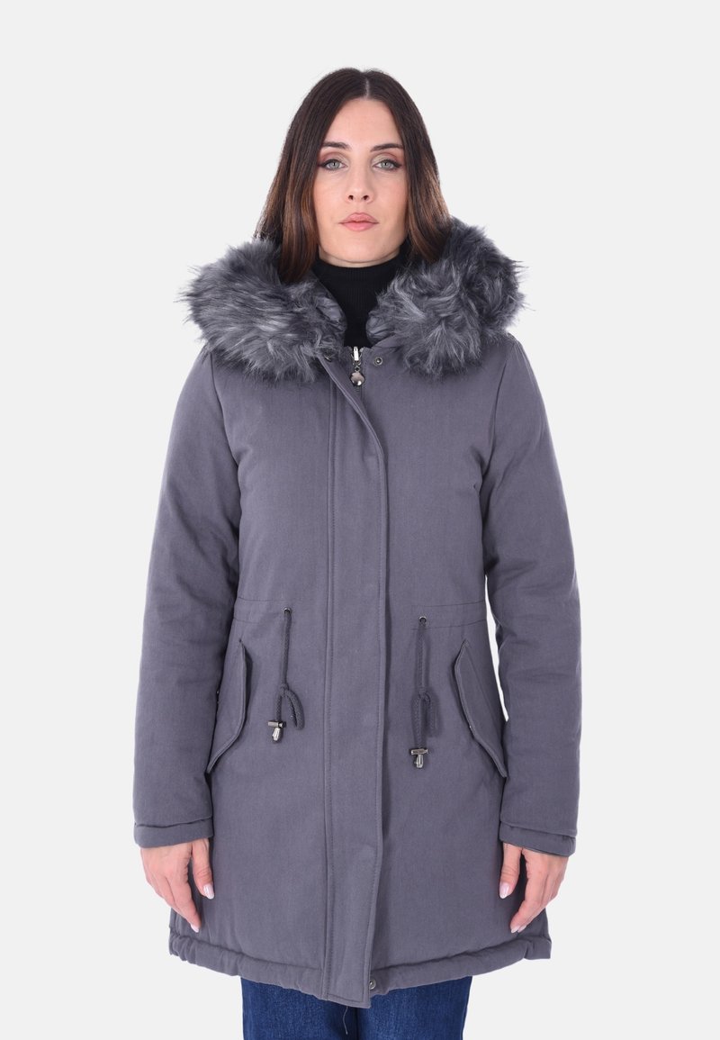 Parka grigia con cappuccio in pelliccia sintetica, chiusura con zip, vita regolabile con cordino e due tasche frontali. Tessuto morbido e texture, con una vestibilità leggermente ampia.