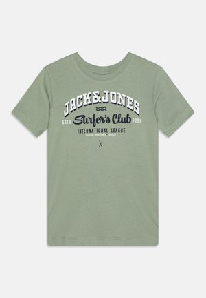 Camiseta de algodón verde con mangas cortas, escote redondo y un estampado gráfico blanco en contraste con detalles en negro en la parte delantera.