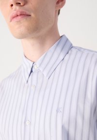 Calvin Klein MULTI STRIPE STRETCH SLIM - Camisa - inkwell